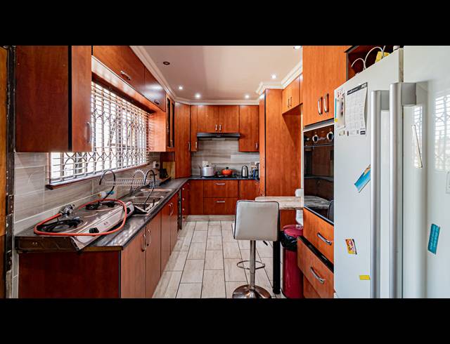 3 BEDROOM HOUSE FOR SALE IN LEONDALE